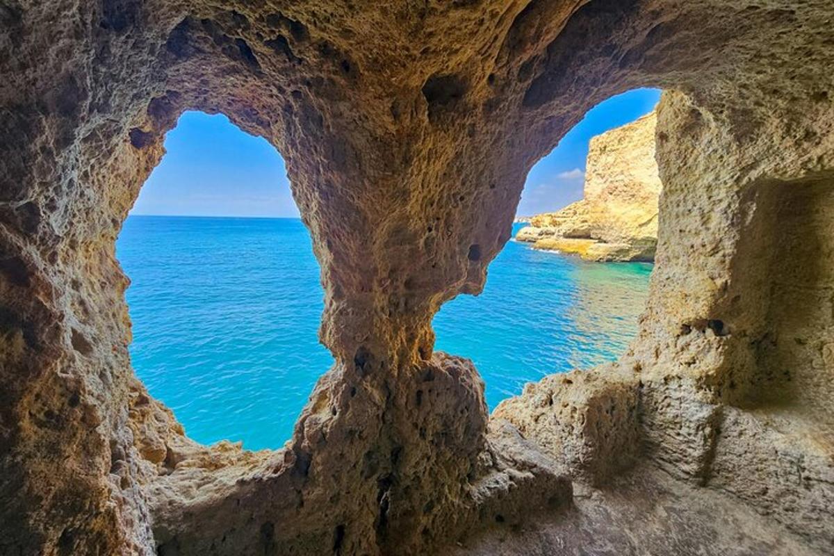 una vista dell'oceano attraverso una formazione rocciosa