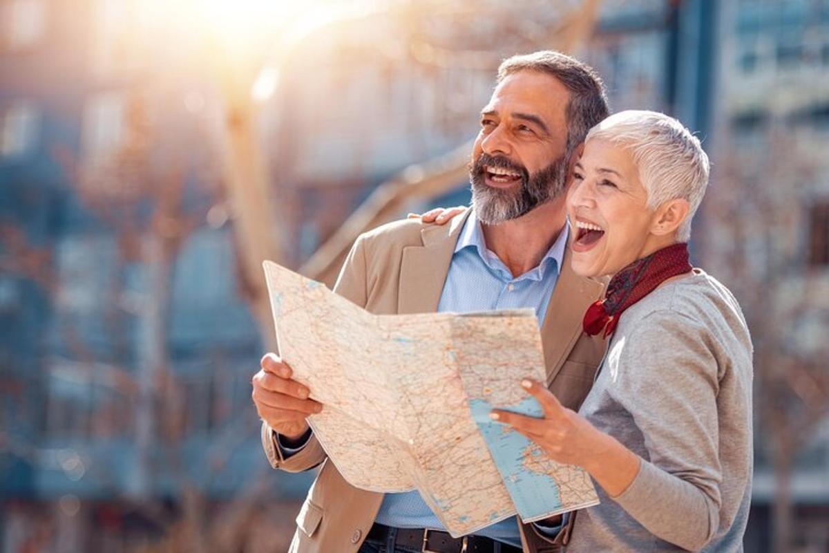 um homem e uma mulher olhando para um mapa