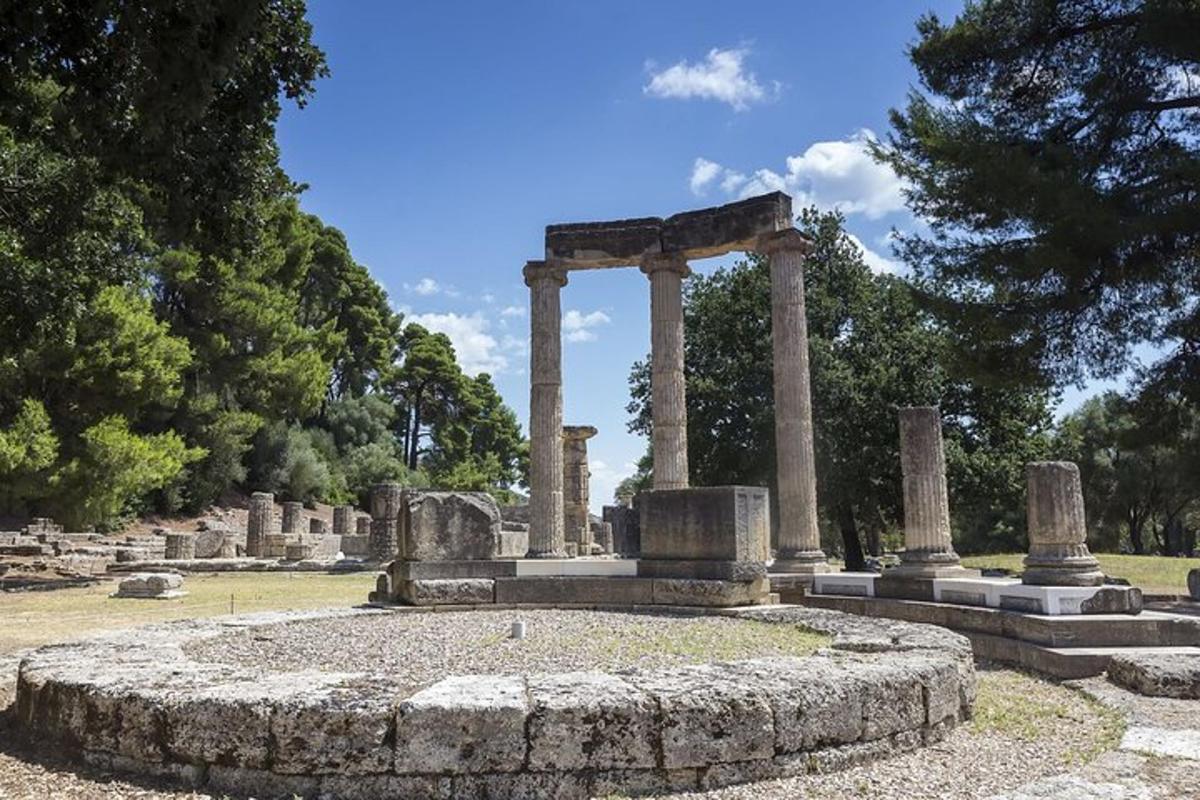 sens templis ar kolonnām parkā