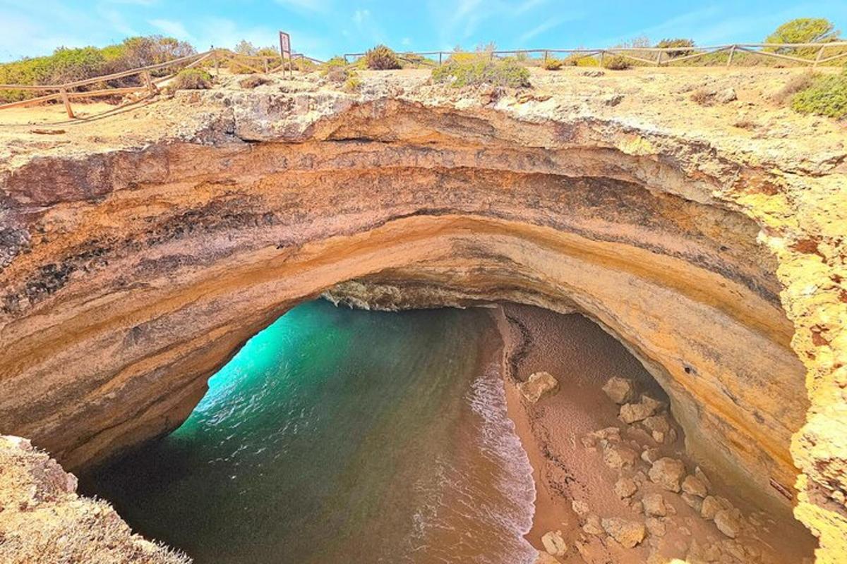 una grande grotta su una spiaggia con l'oceano