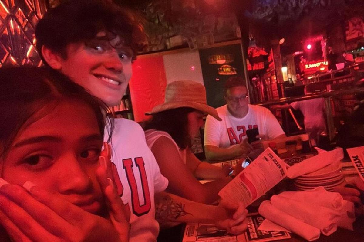 sekumpulan orang duduk di meja di sebuah bar