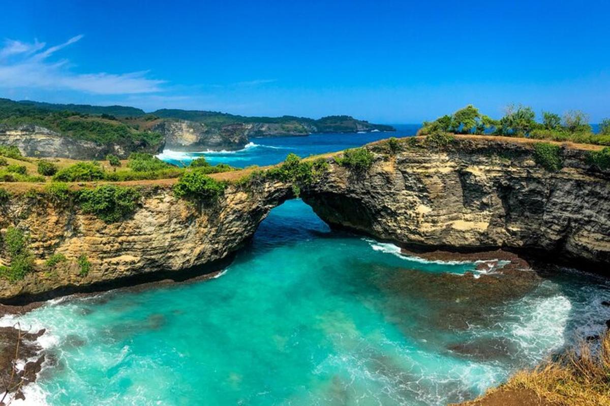 una illa amb un arc a l'oceà