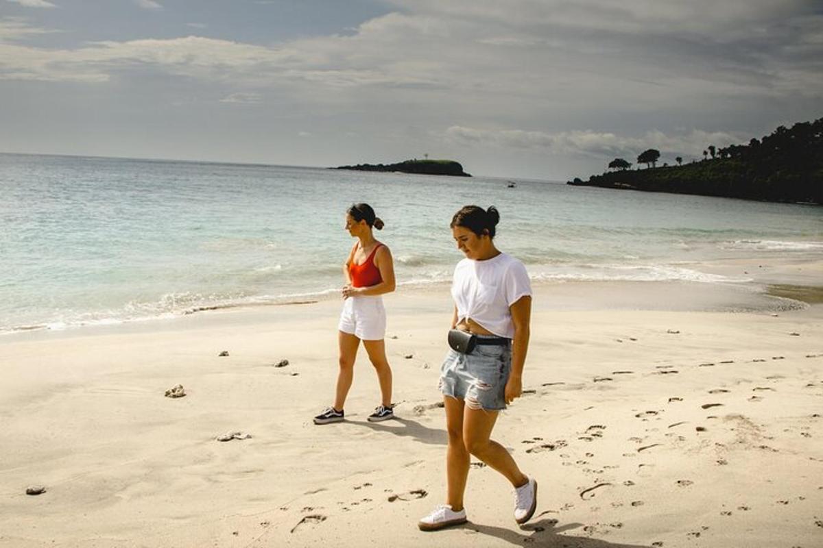 due donne che camminano sulla spiaggia vicino all'oceano