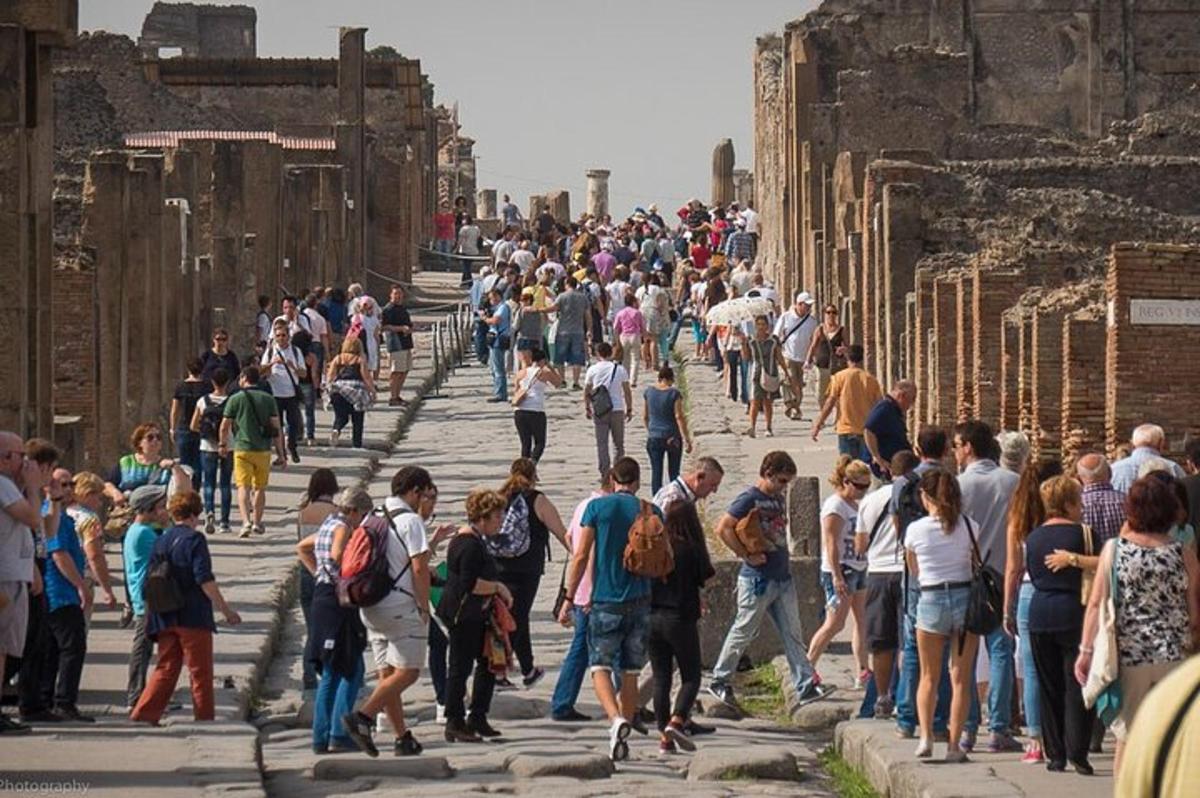 suur grupp inimesi jalutamas vannide varemete ümber
