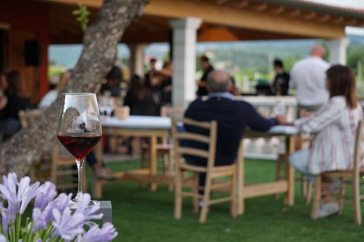 ένα ποτήρι κρασί πάνω σε ένα τραπέζι