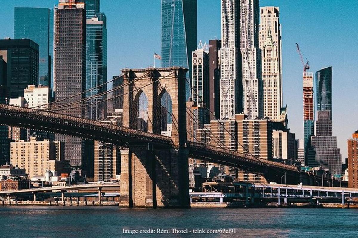 un puente sobre el agua en una gran ciudad