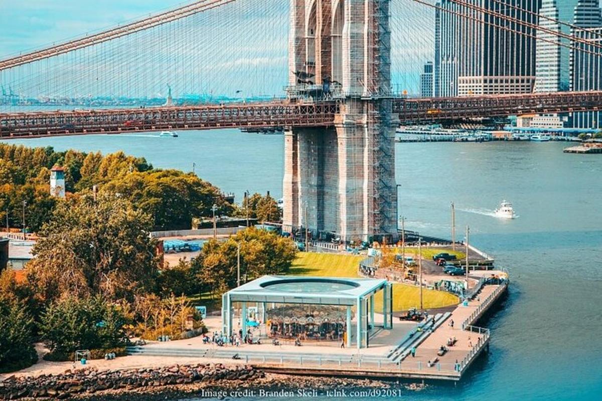 Una vista del puente de Brooklyn con una parada de autobús.