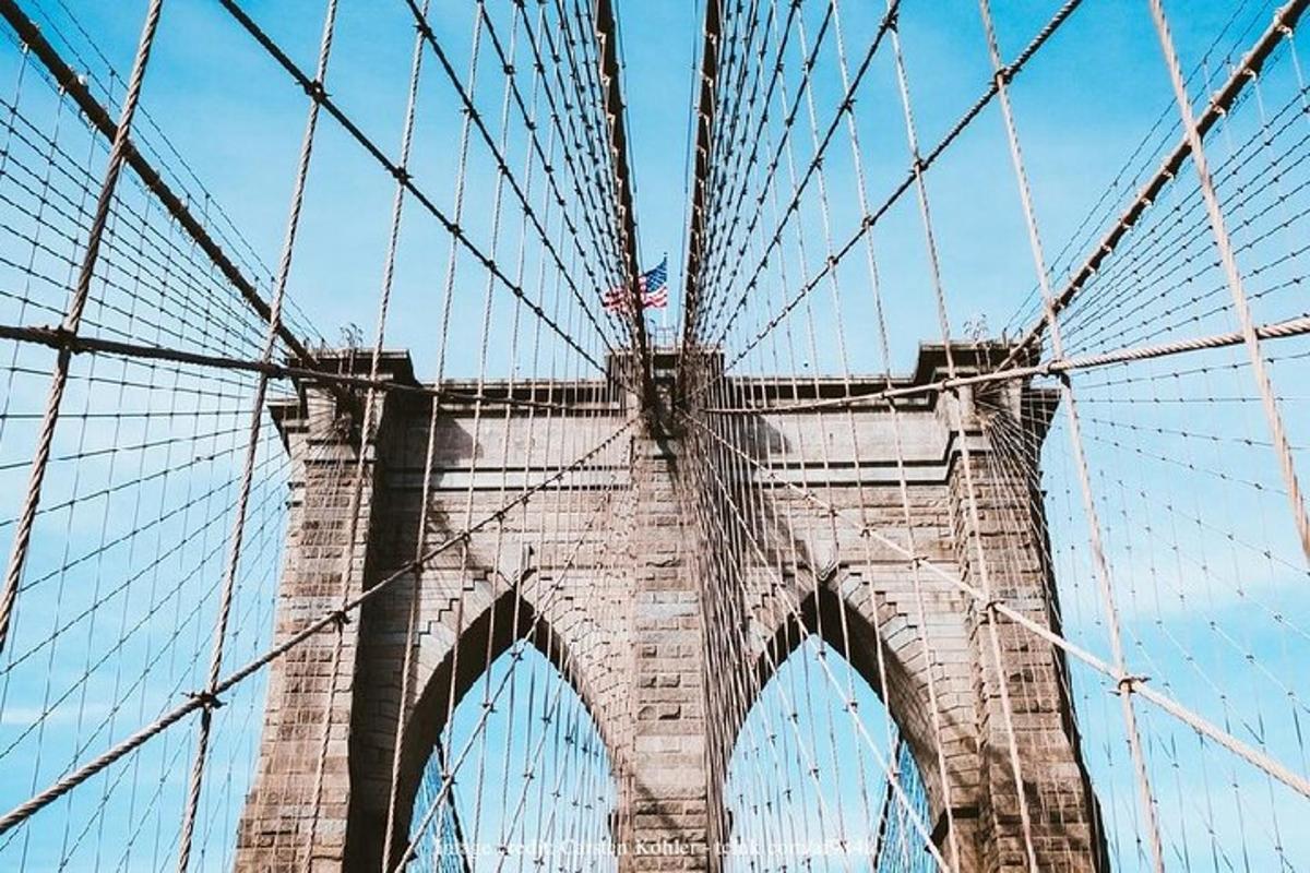Brooklyn köprüsünün altından bir görünüm