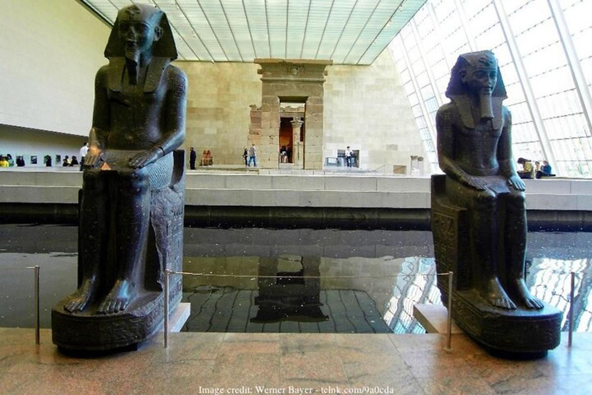 dues escultures de dues dones dempeus en un museu