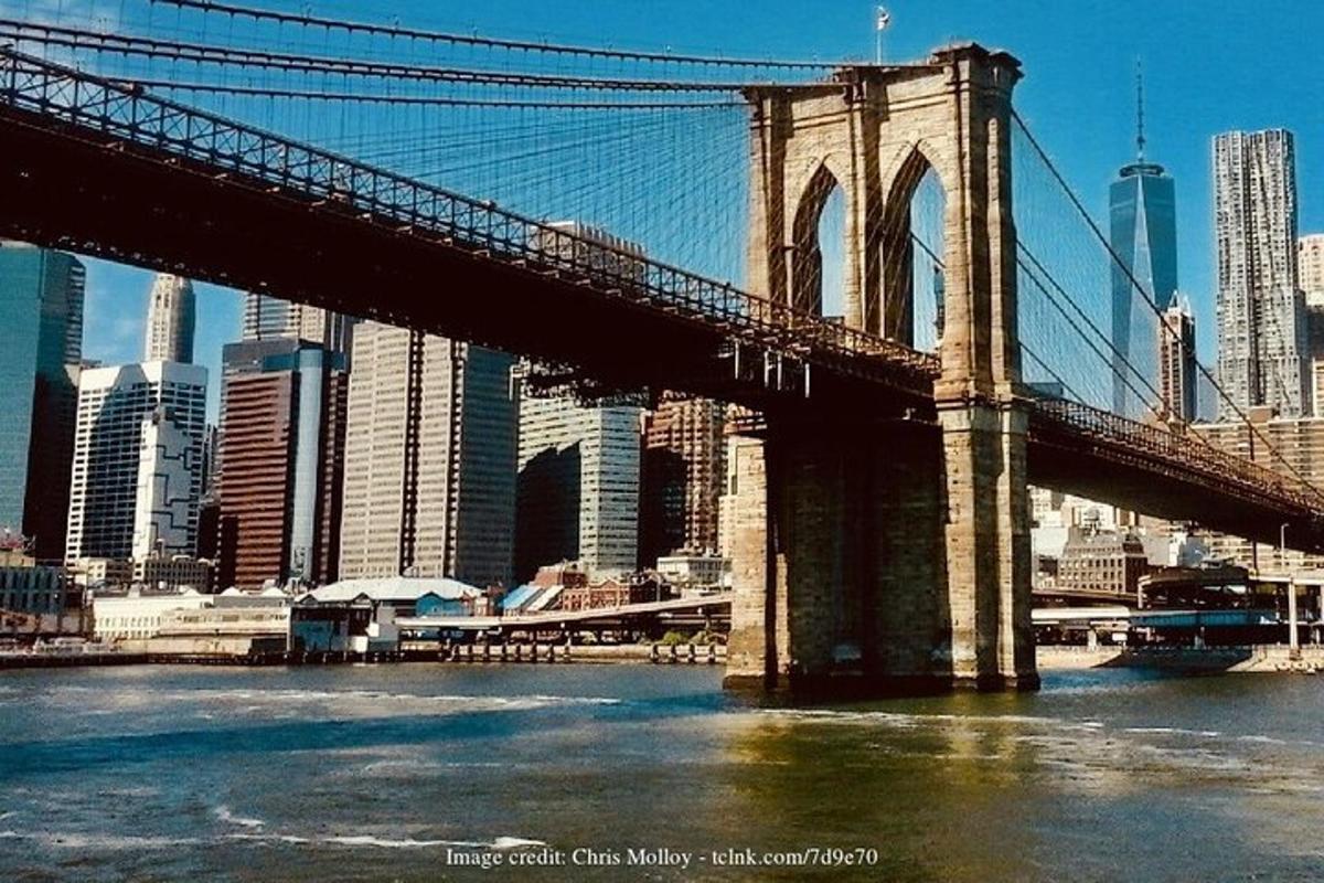 Un puente sobre el agua frente a una ciudad.