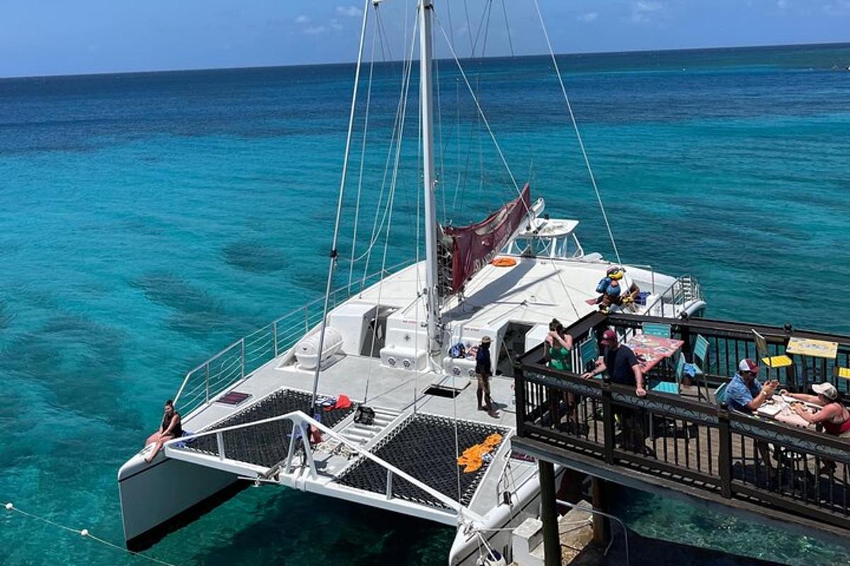 um grupo de pessoas em um barco na água