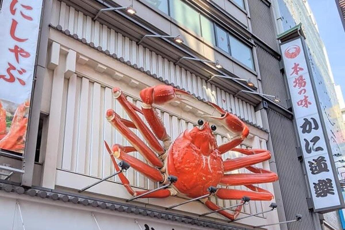 a red lobster on the side of a building
