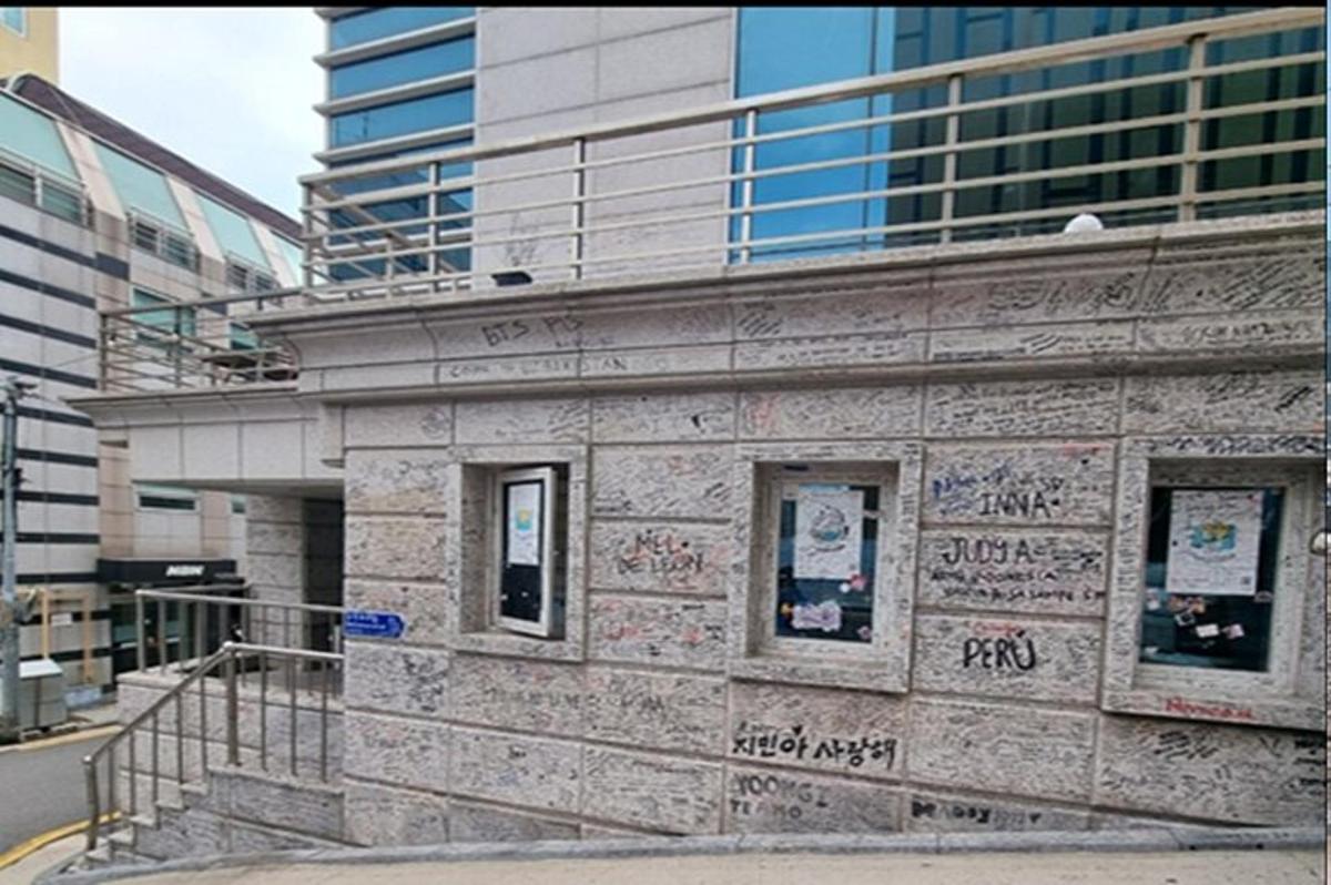 Un edificio con grafitis en el costado.