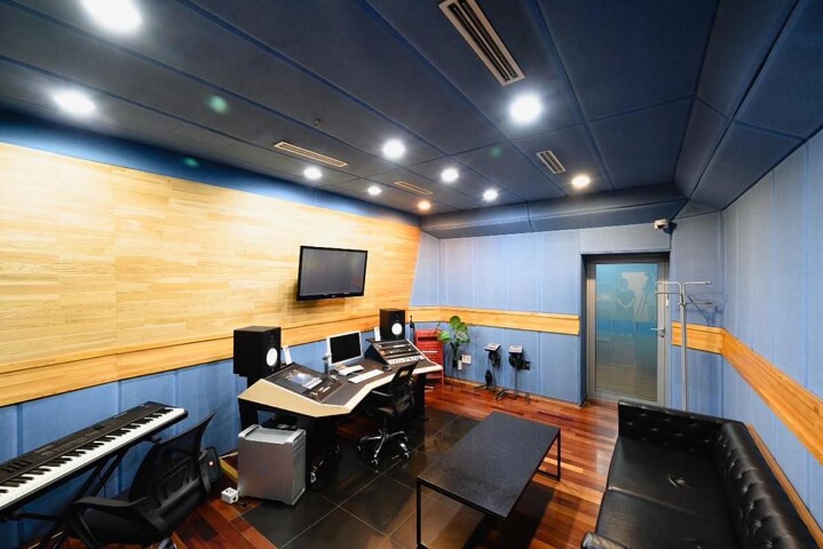 ห้องที่มีเปียโนและโต๊ะทำงานพร้อมคีย์บอร์ด