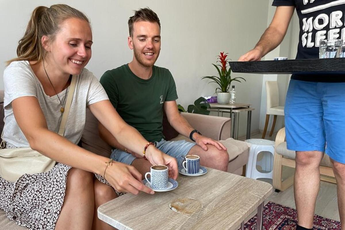 un bărbat și o femeie stând într-o sufragerie cu o măsuță de cafea