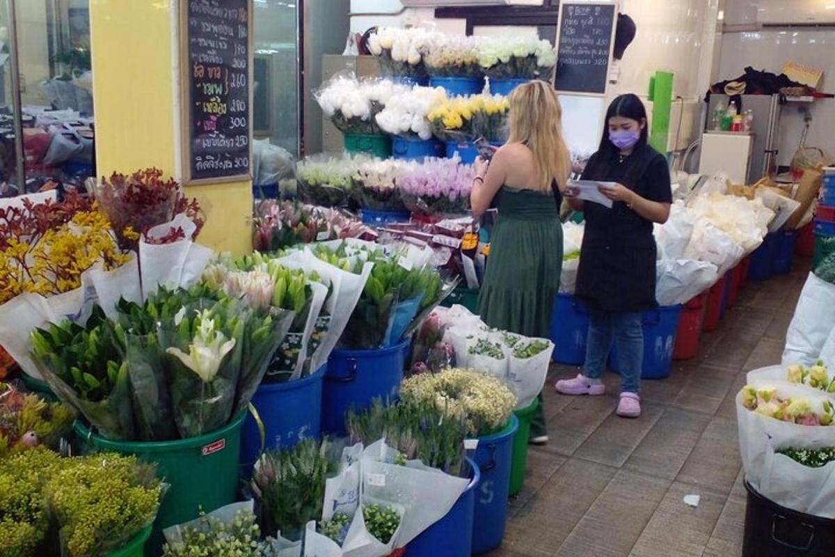 zwei Frauen mit Gesichtsmasken in einem Blumenladen