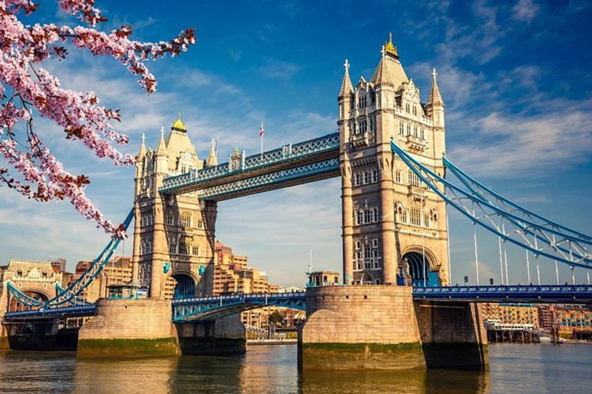 ön planda kiraz ağacı bulunan Londra'daki bir köprü