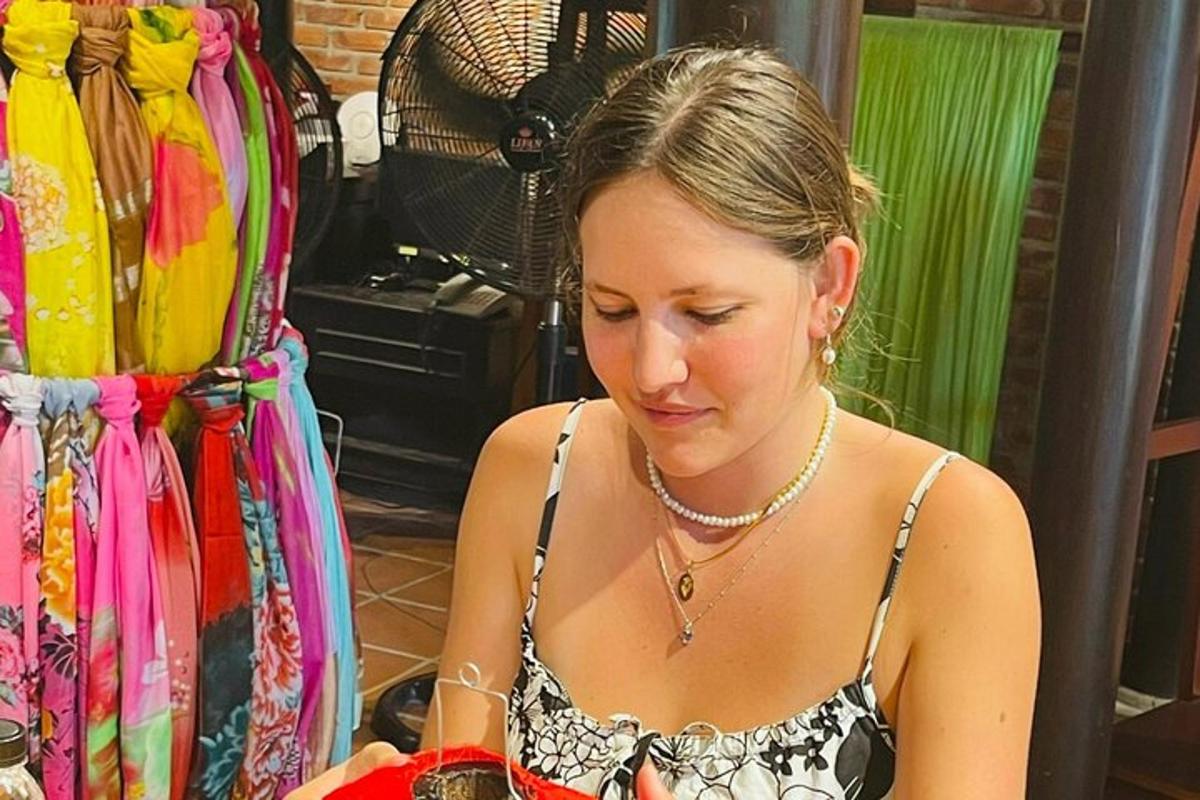 žena u haljini gleda u svoj mobitel