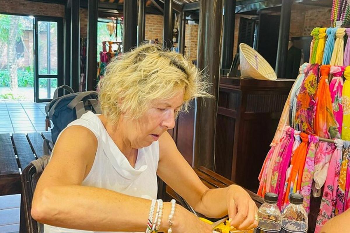 žena sedící u stolu v restauraci