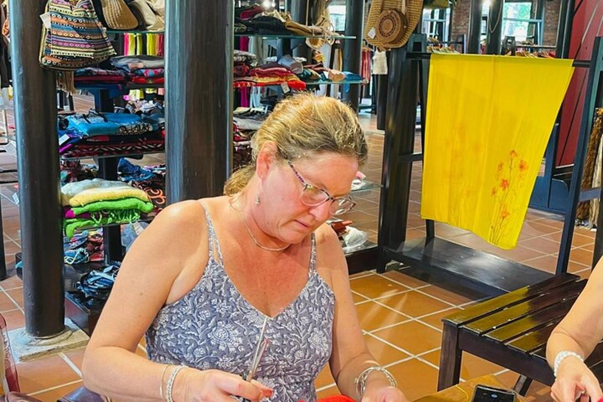 en kvinde står i en butik og kigger på noget