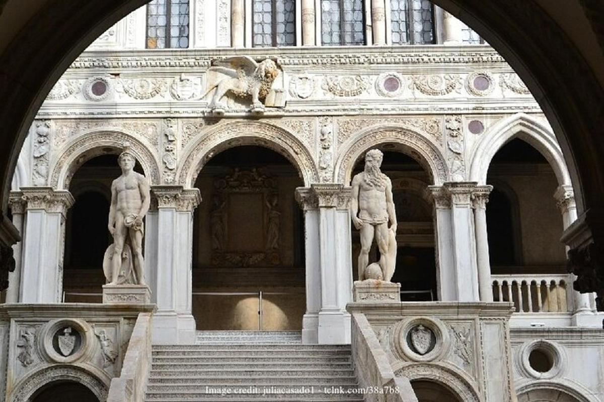 un edificio con due statue sulle scale