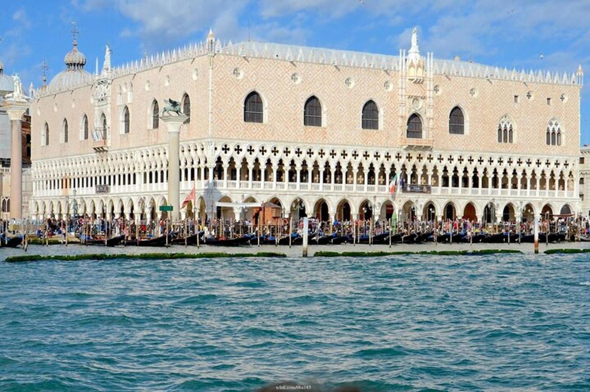 un grande edificio accanto a uno specchio d'acqua