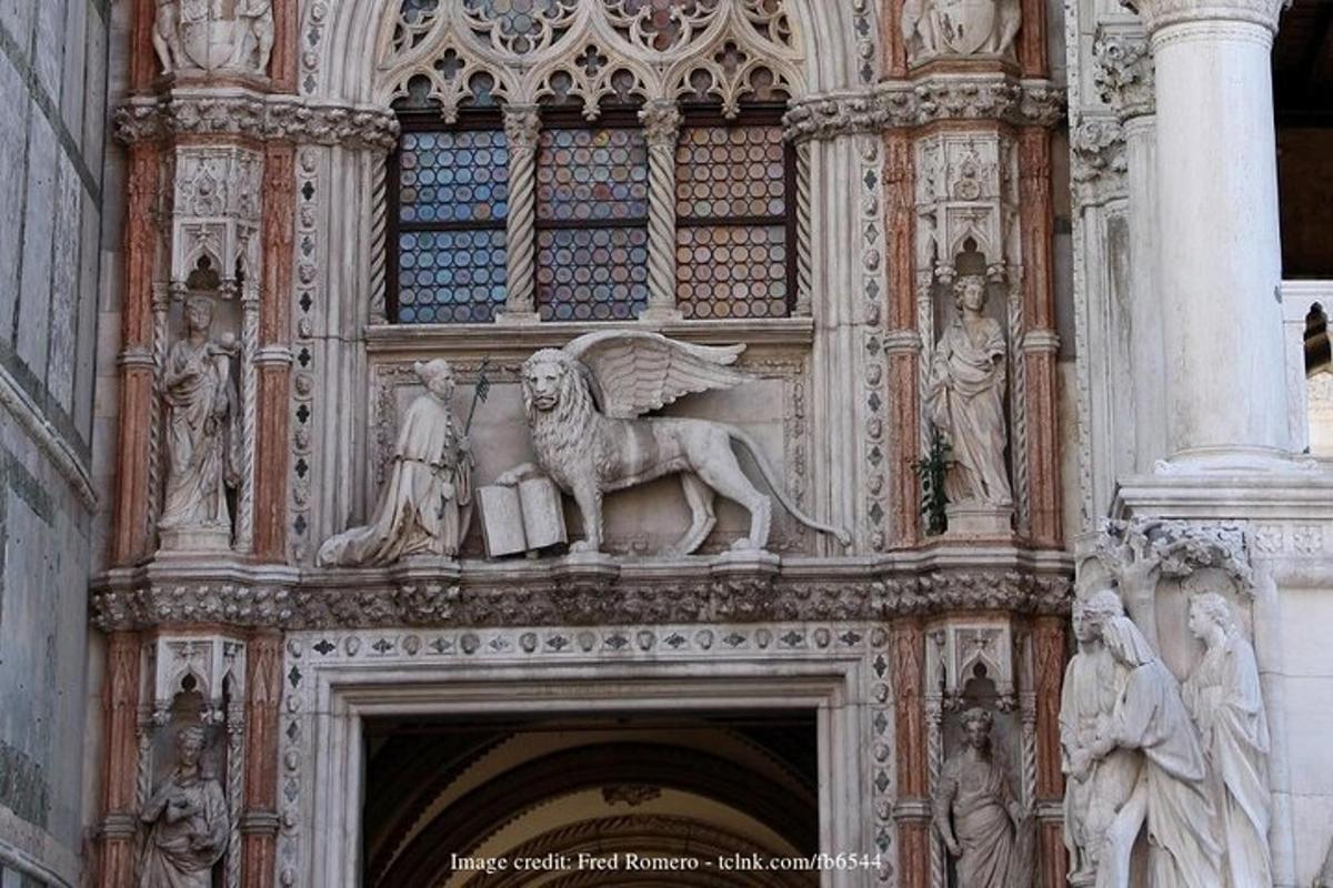 un edificio con una statua sul lato