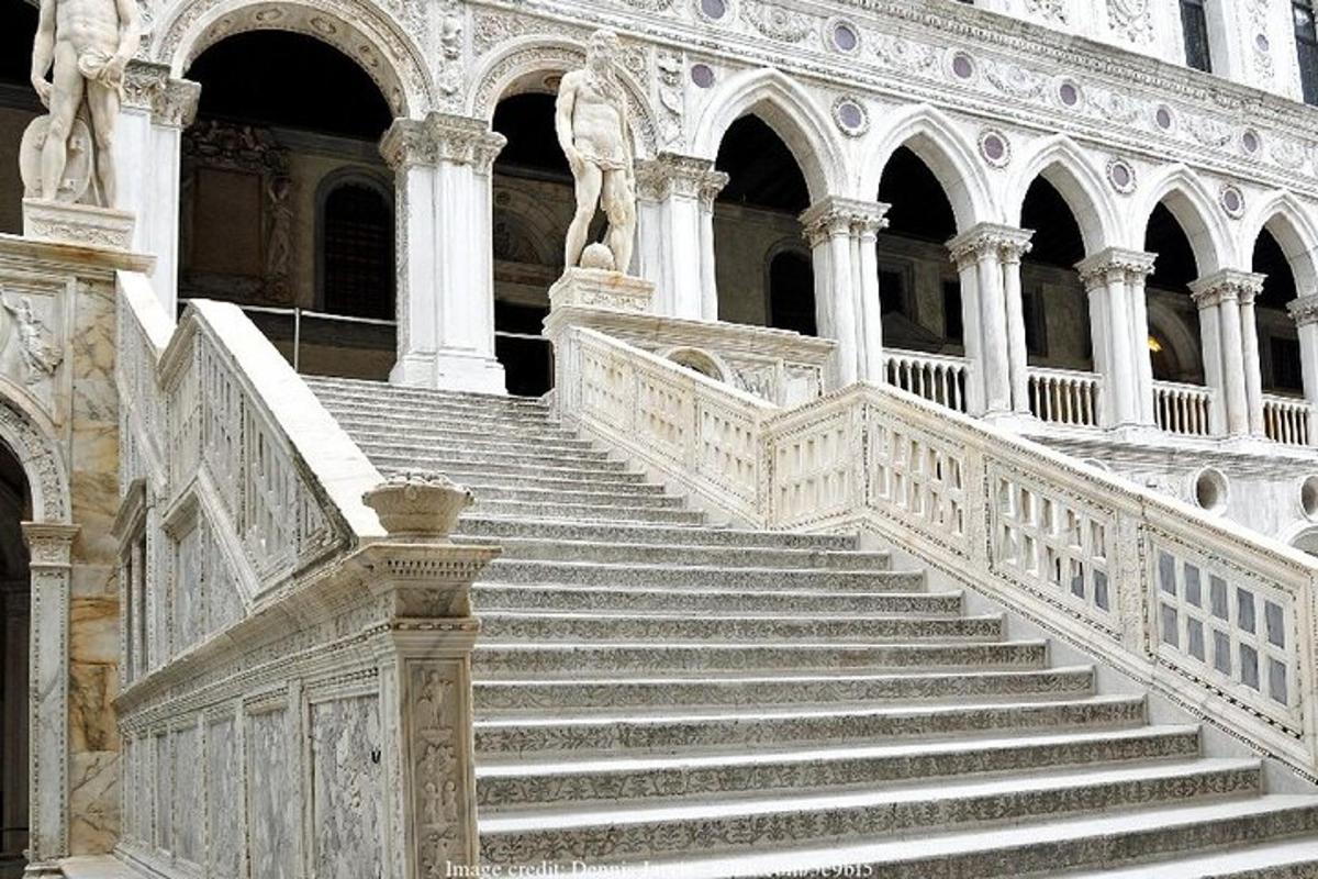 una serie di scale in un edificio con colonne