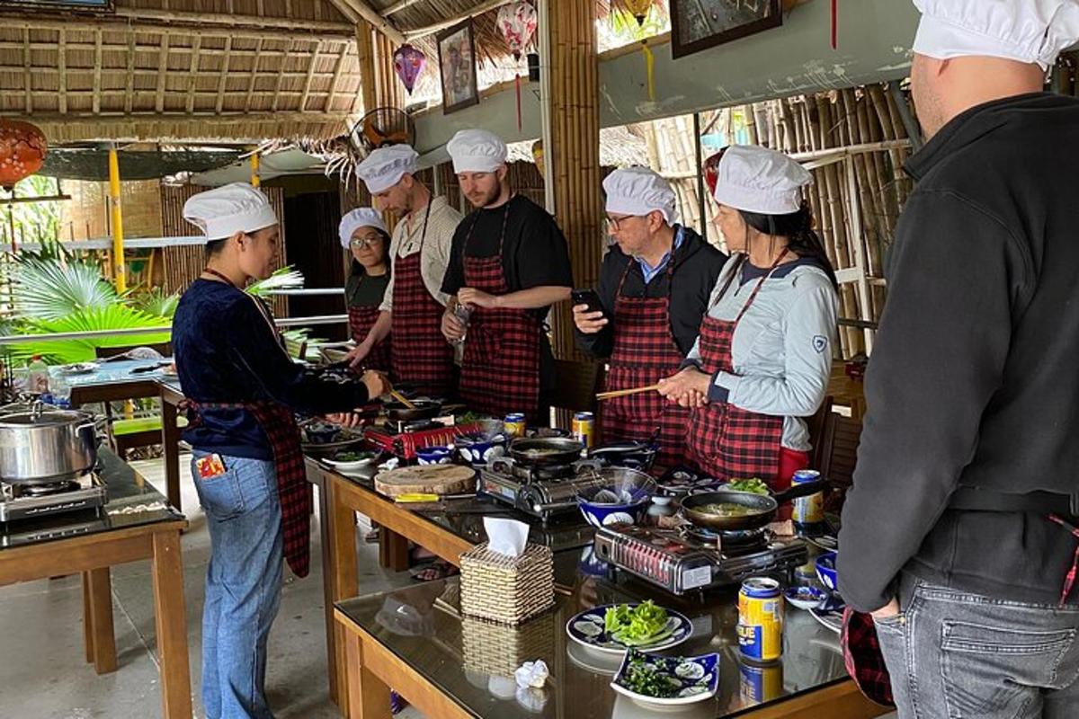 un gruppo di persone in cucina che preparano il cibo