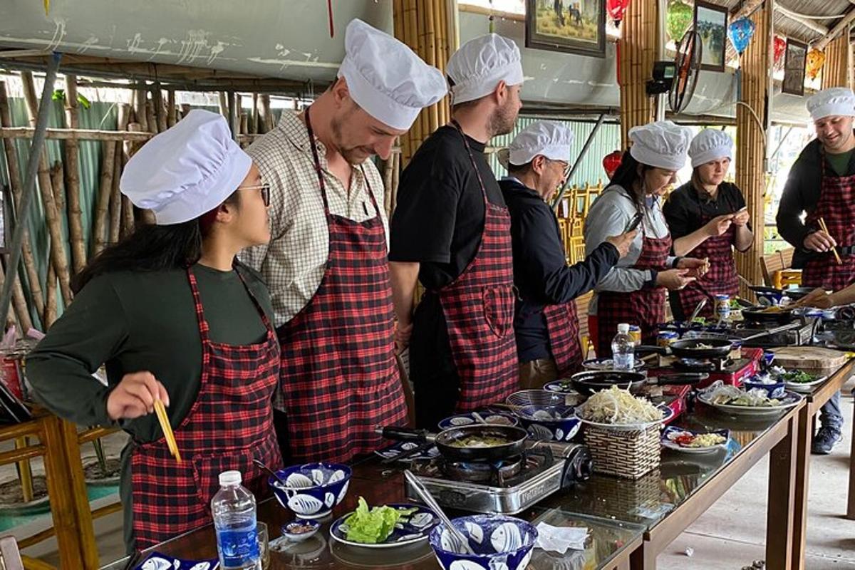 sekumpulan chef berdiri di dapur menyediakan makanan