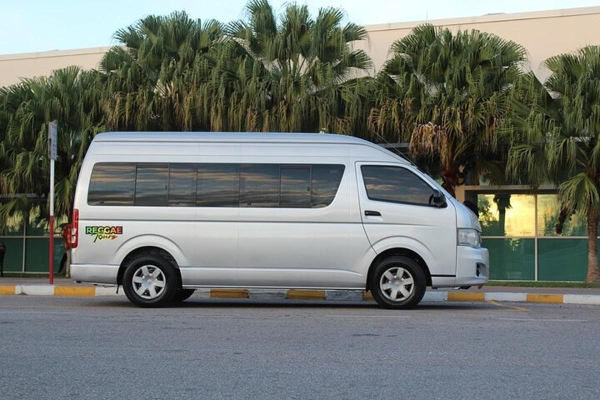 uma van branca estacionada em um estacionamento