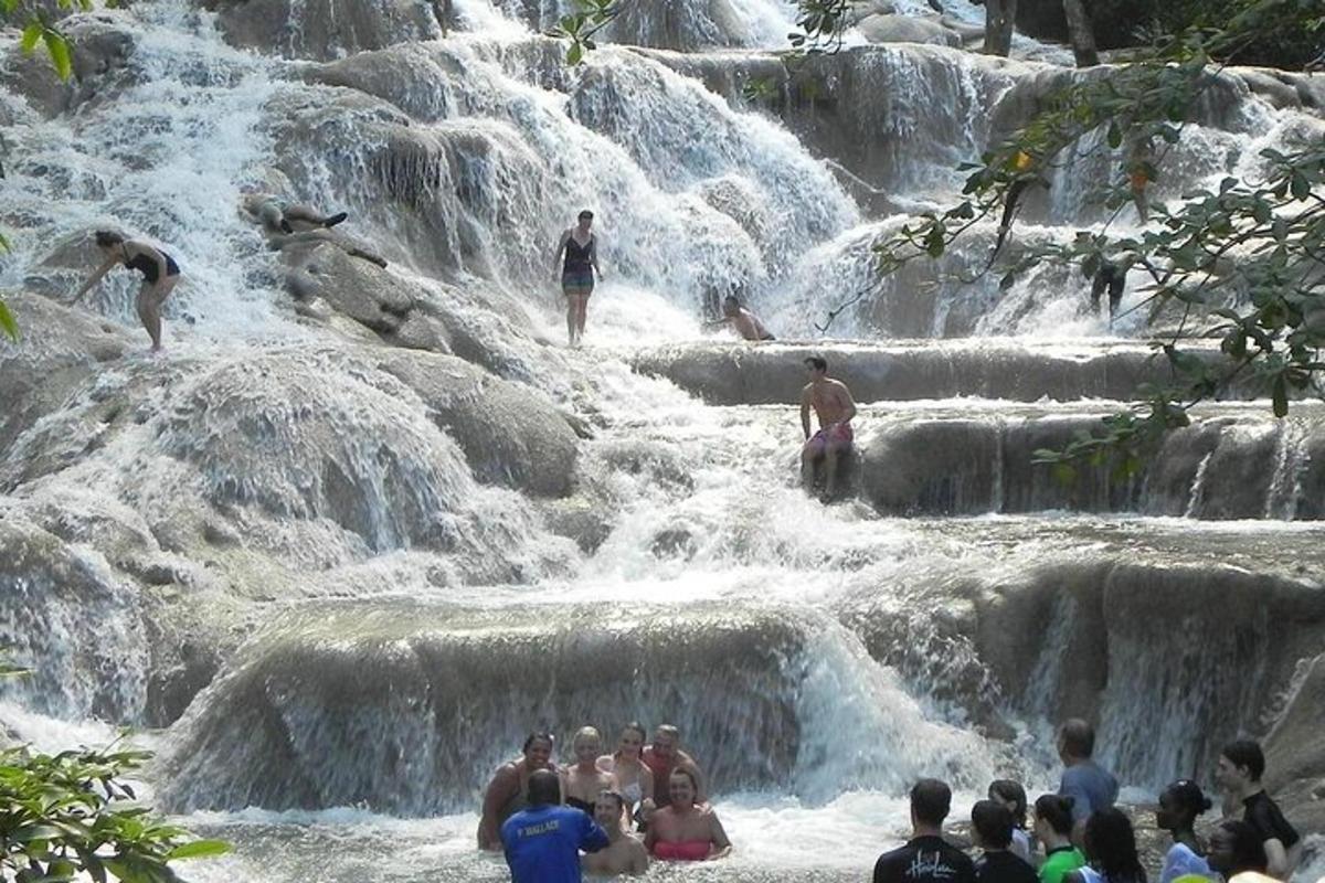 um grupo de pessoas em pé em uma cachoeira