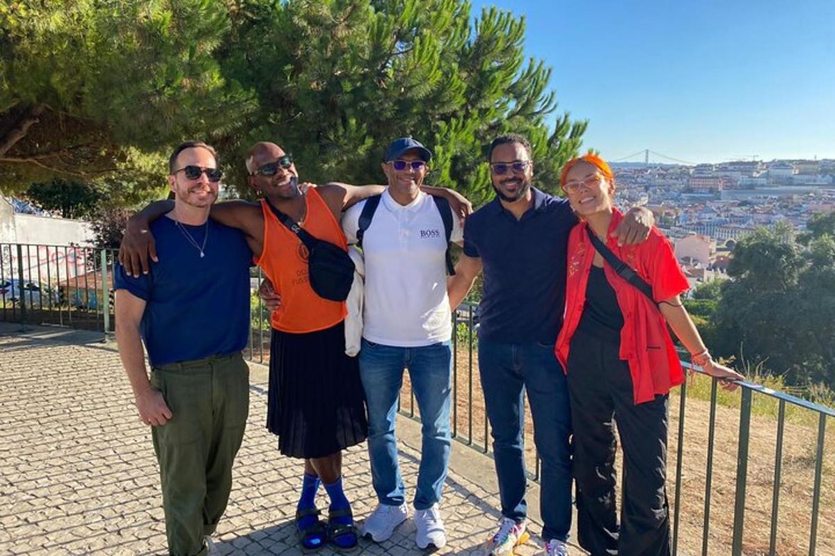 un gruppo di persone che posano per una foto
