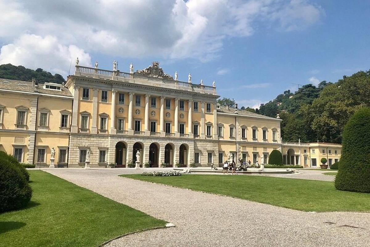 un grande edificio con un cortile antistante