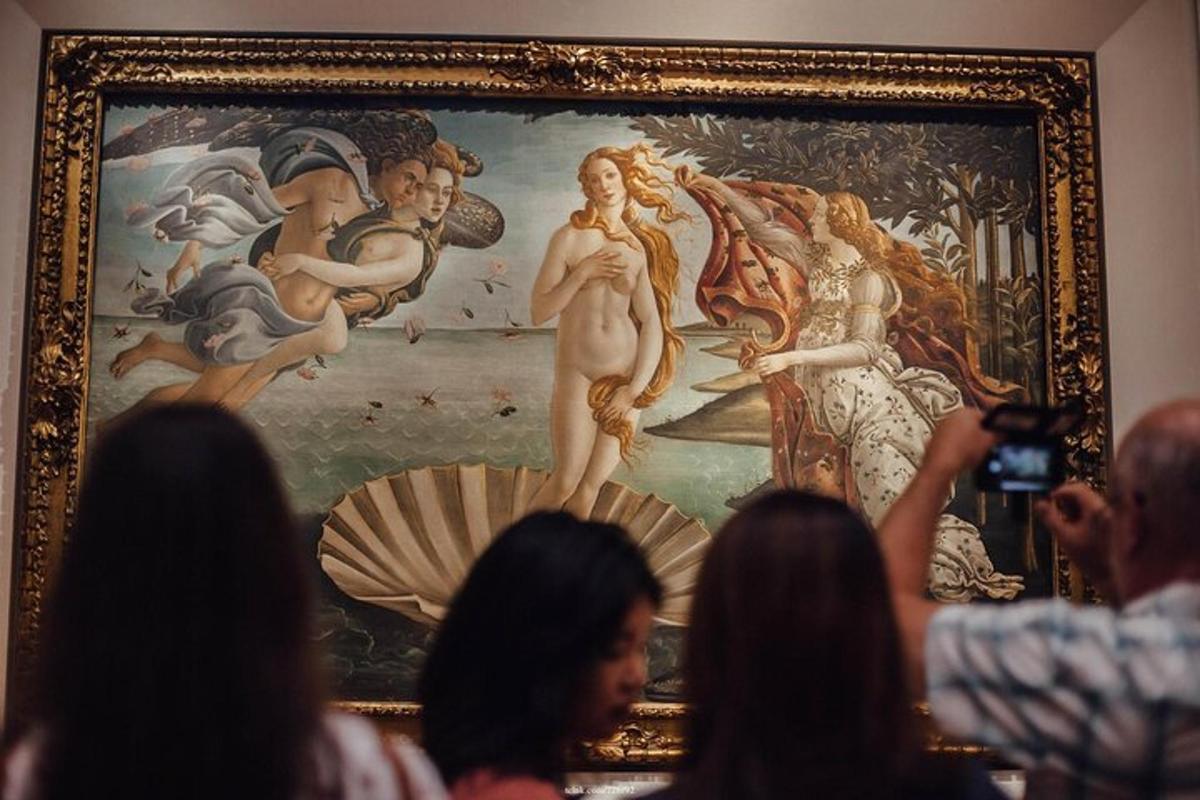 orang mengambil gambar lukisan di muzium