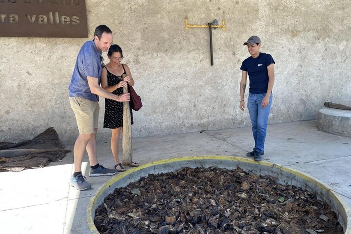 Dos hombres y una mujer de pie alrededor de una pila de rocas