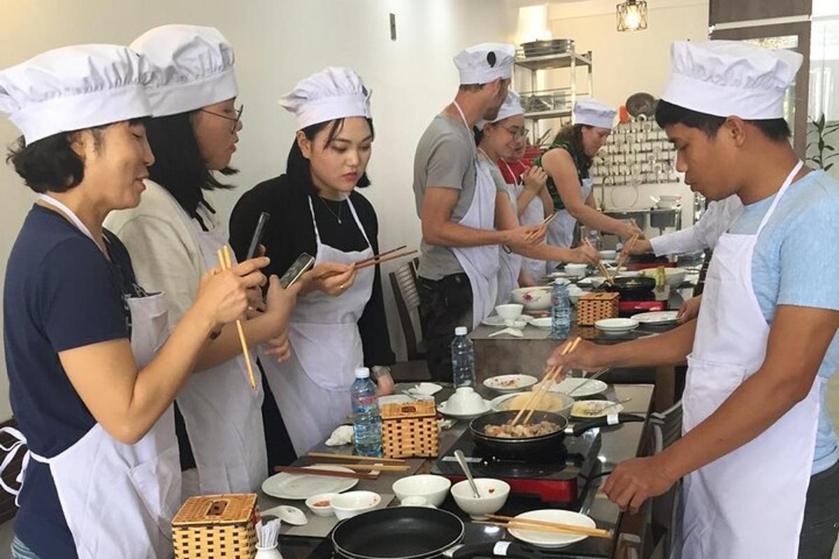 un grup de persones a la cuina preparant menjar