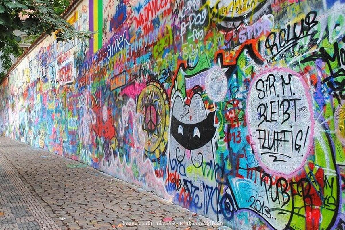 zeď pokrytá graffiti se zdí pokrytou graffiti