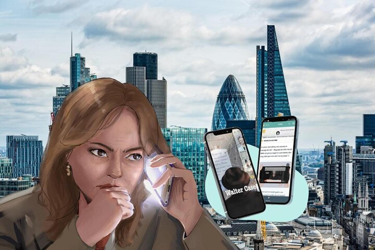 een vrouw die twee mobiele telefoons omhoog houdt voor een stad