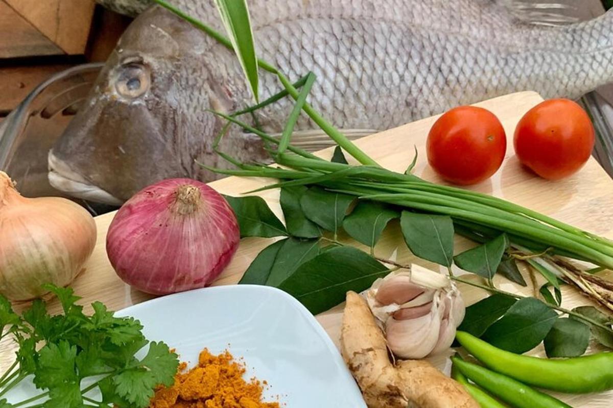 un tavolo con verdure su un tagliere