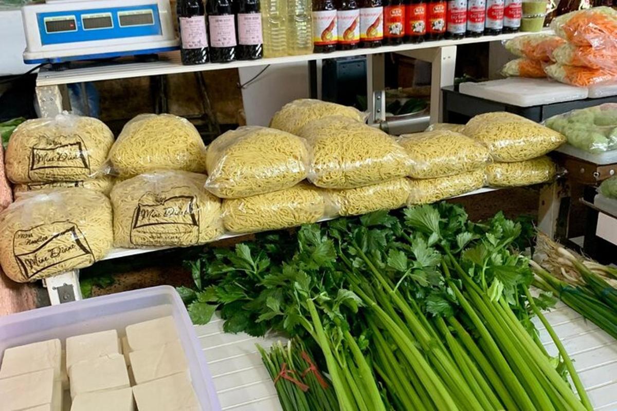 un'esposizione di pane e verdure su uno scaffale