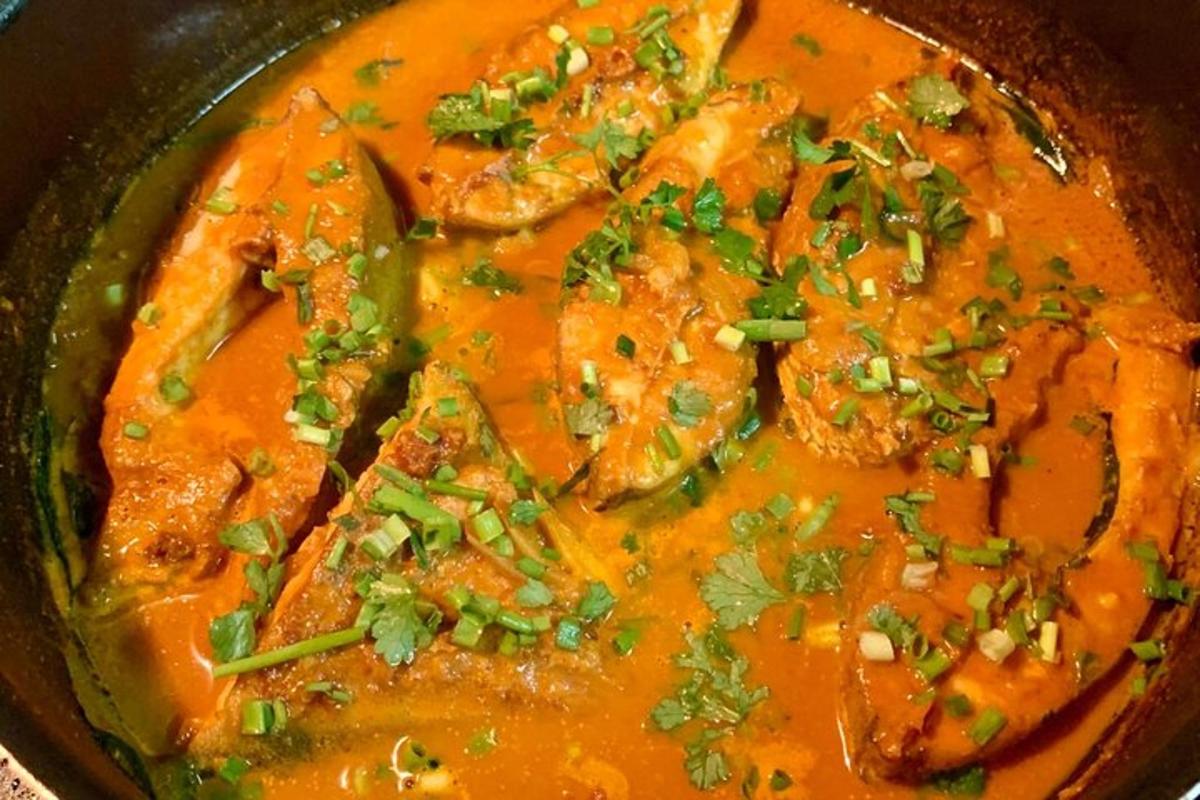 uma tigela de sopa com carne e vegetais