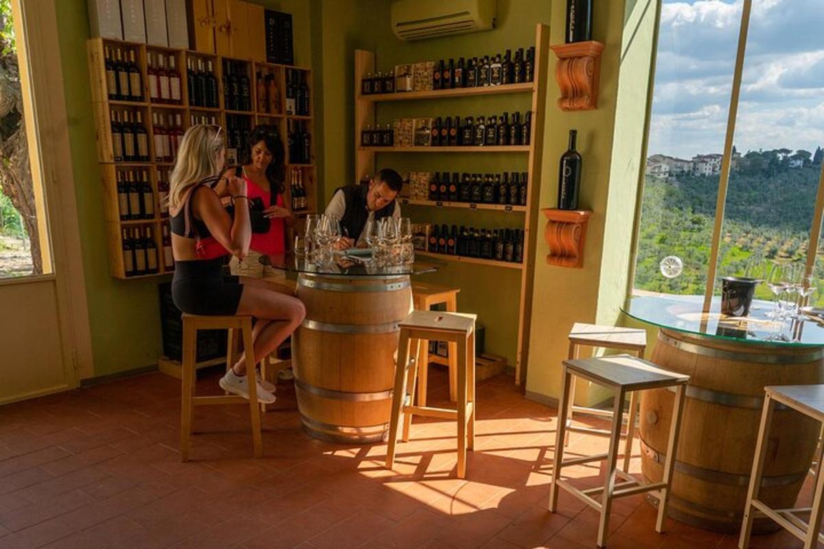skupina lidí sedících u baru ve vinotéce