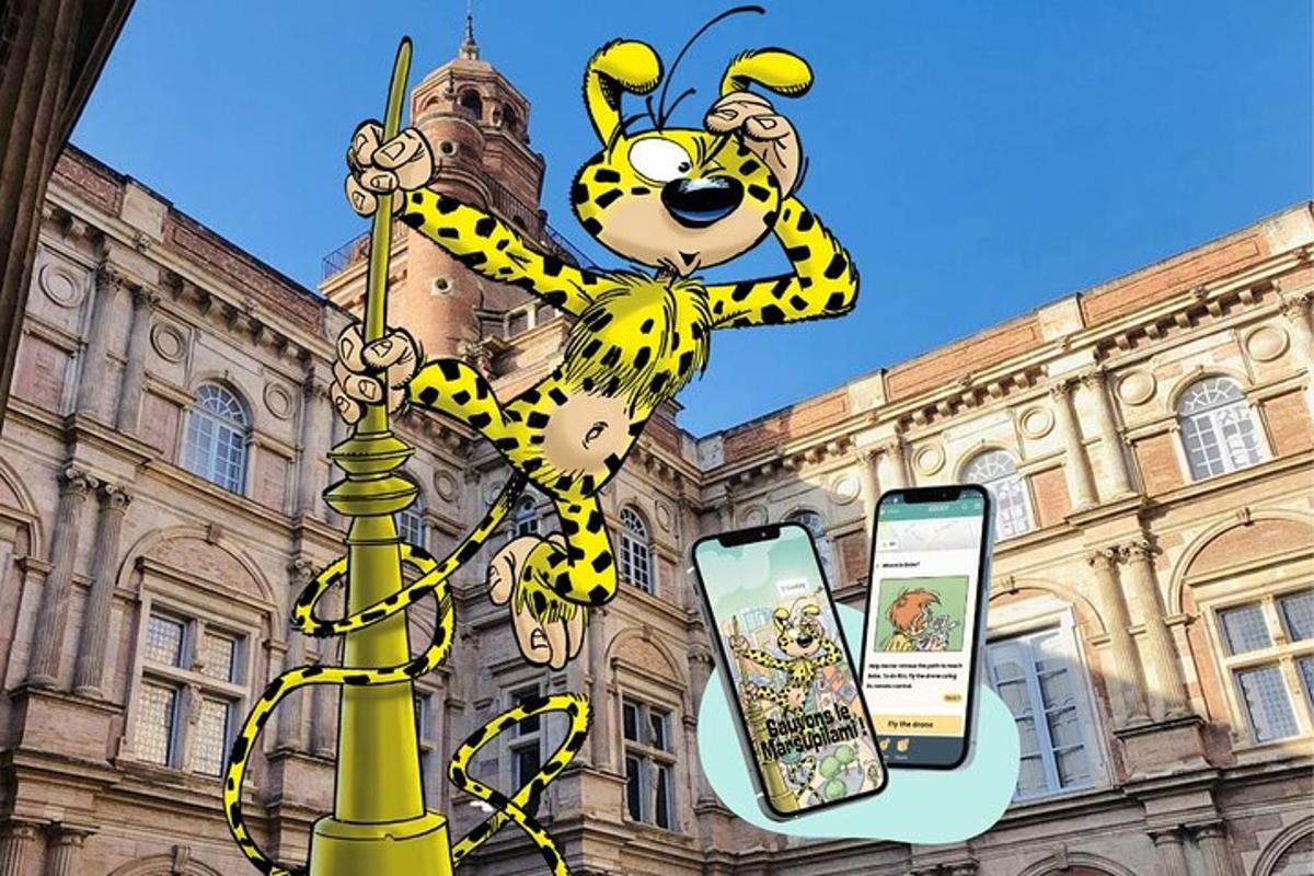 un animale di peluche su un palo accanto a un telefono cellulare