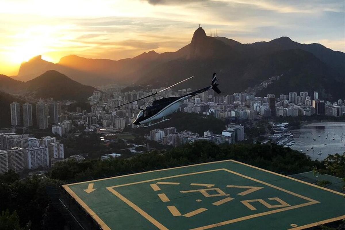 un aquilone che vola nel cielo sopra una città