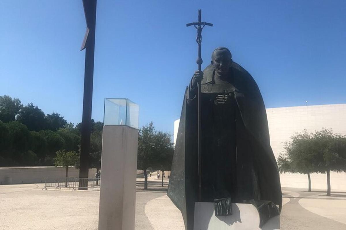 en statue av en ridder med et kors på ryggen