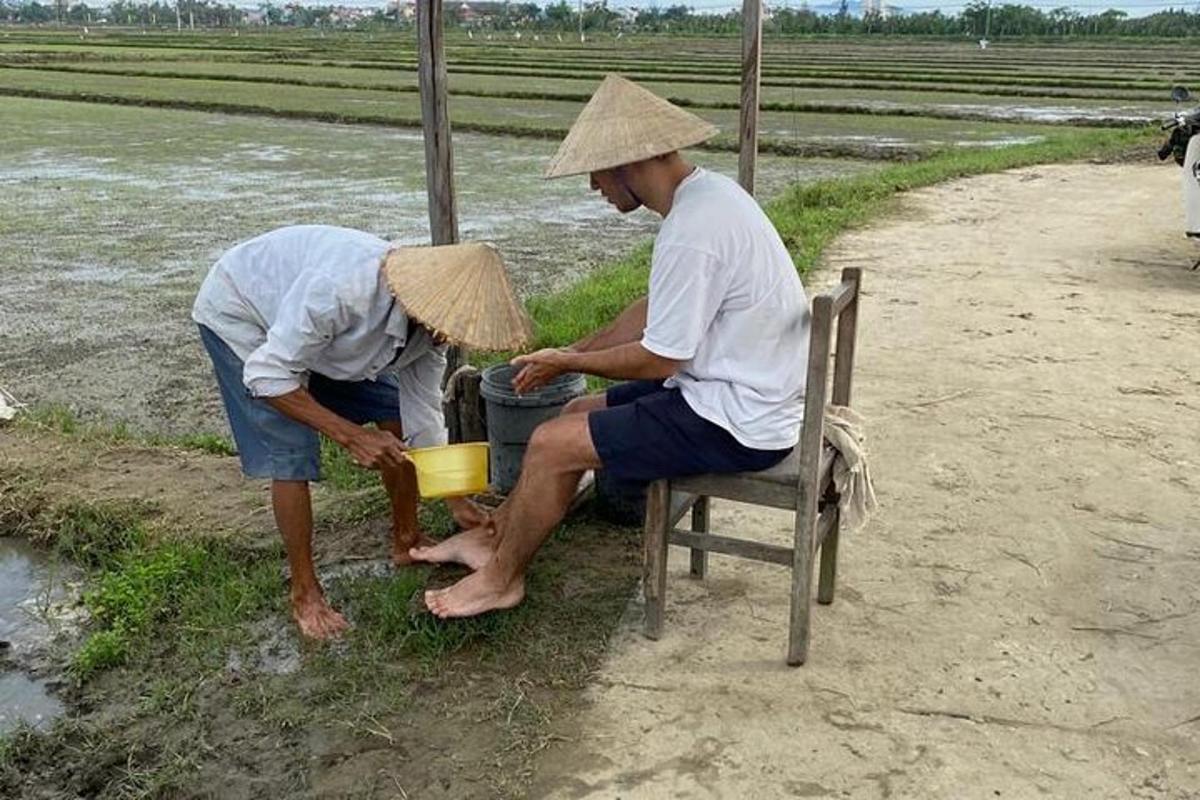 due uomini con cappelli di paglia sono seduti su una sedia