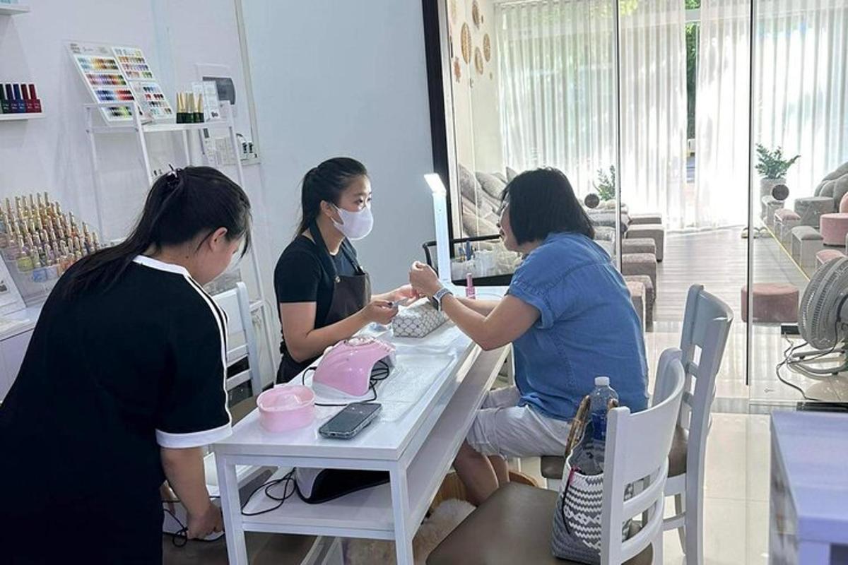 tres dones assegudes a una taula en una botiga