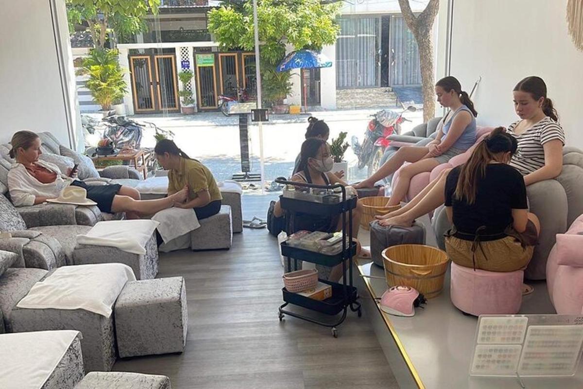 un grup de oameni care stau pe canapele într-o cameră