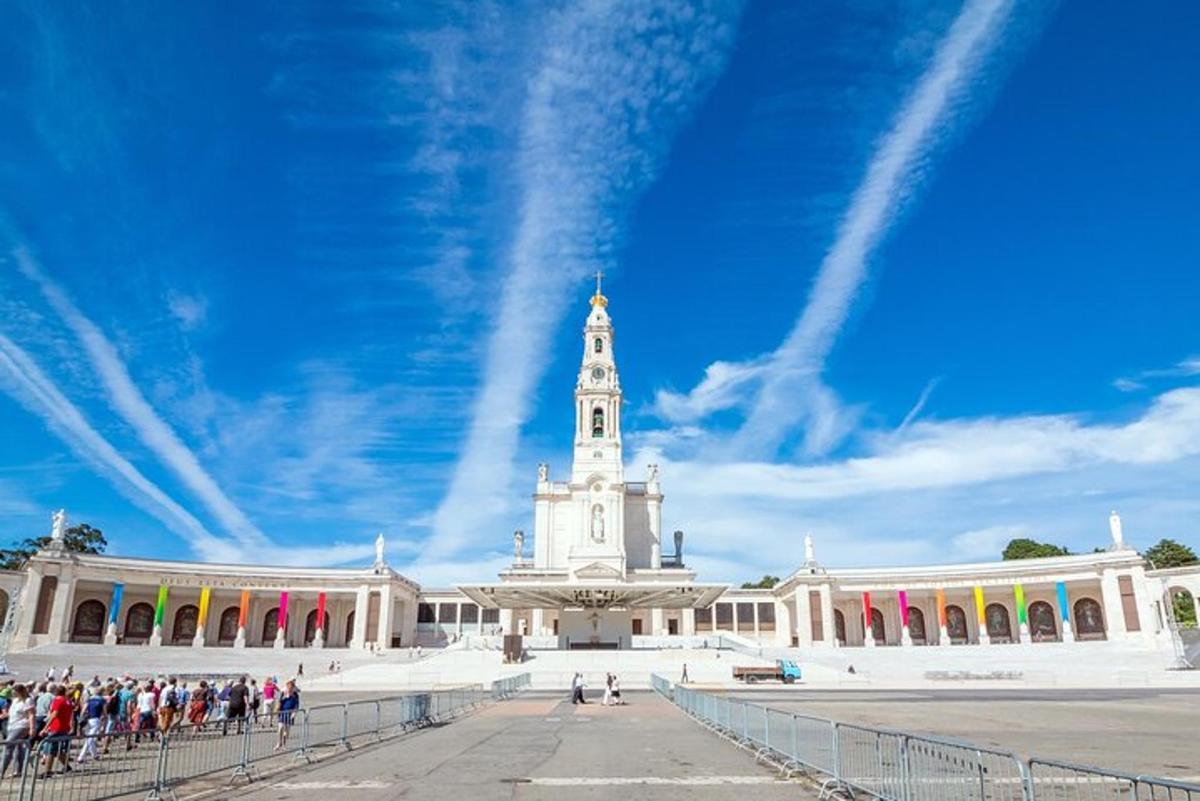 um grande edifício branco com uma torre de relógio